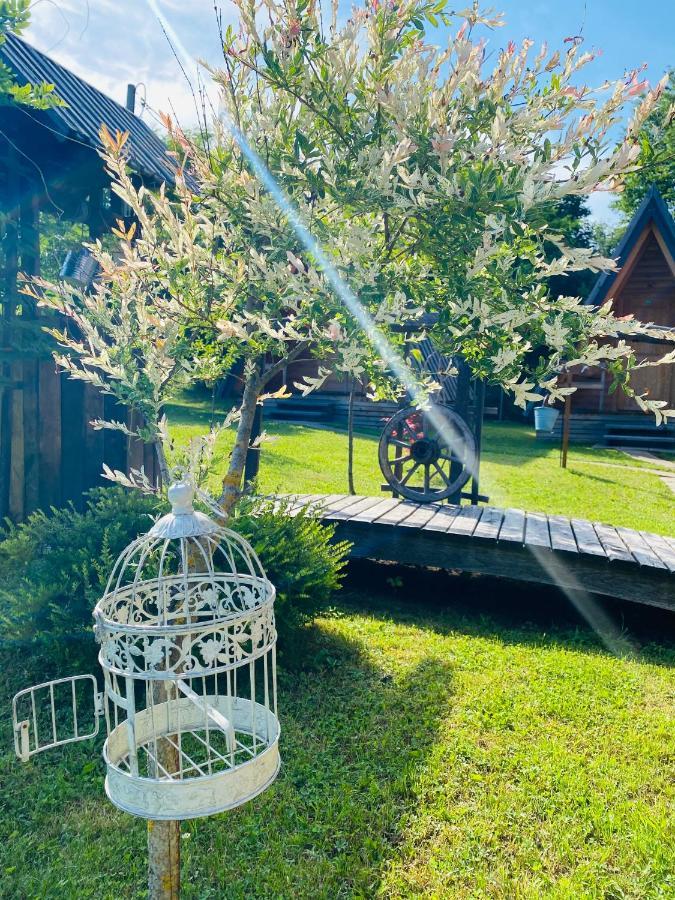 Rooms & Glamping Lana Haus Licko Petrovo Selo Eksteriør bilde