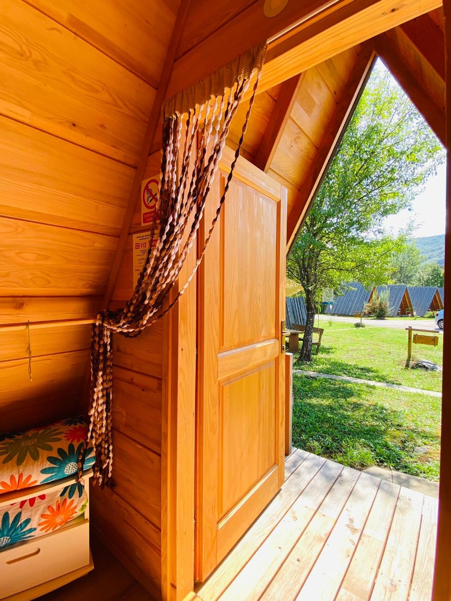 Rooms & Glamping Lana Haus Licko Petrovo Selo Eksteriør bilde
